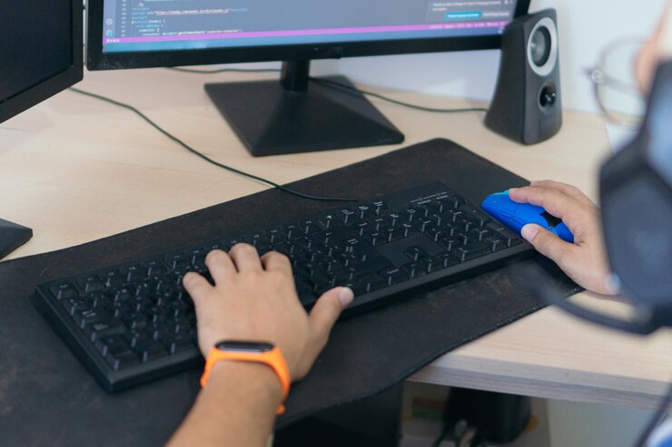 Foto programador informático trabajando en equipo en el lugar de trabajo