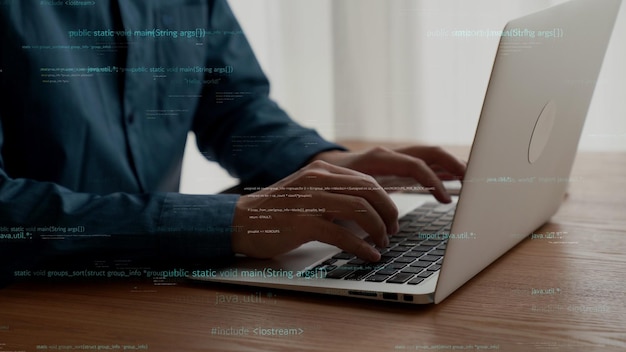 El programador informático utiliza una computadora portátil capaz para desarrollar código de programación