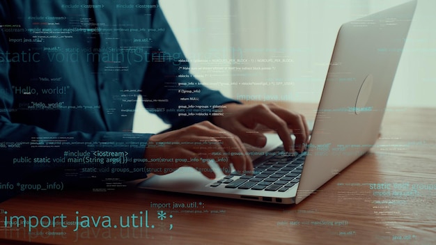 El programador informático utiliza una computadora portátil capaz para desarrollar código de programación