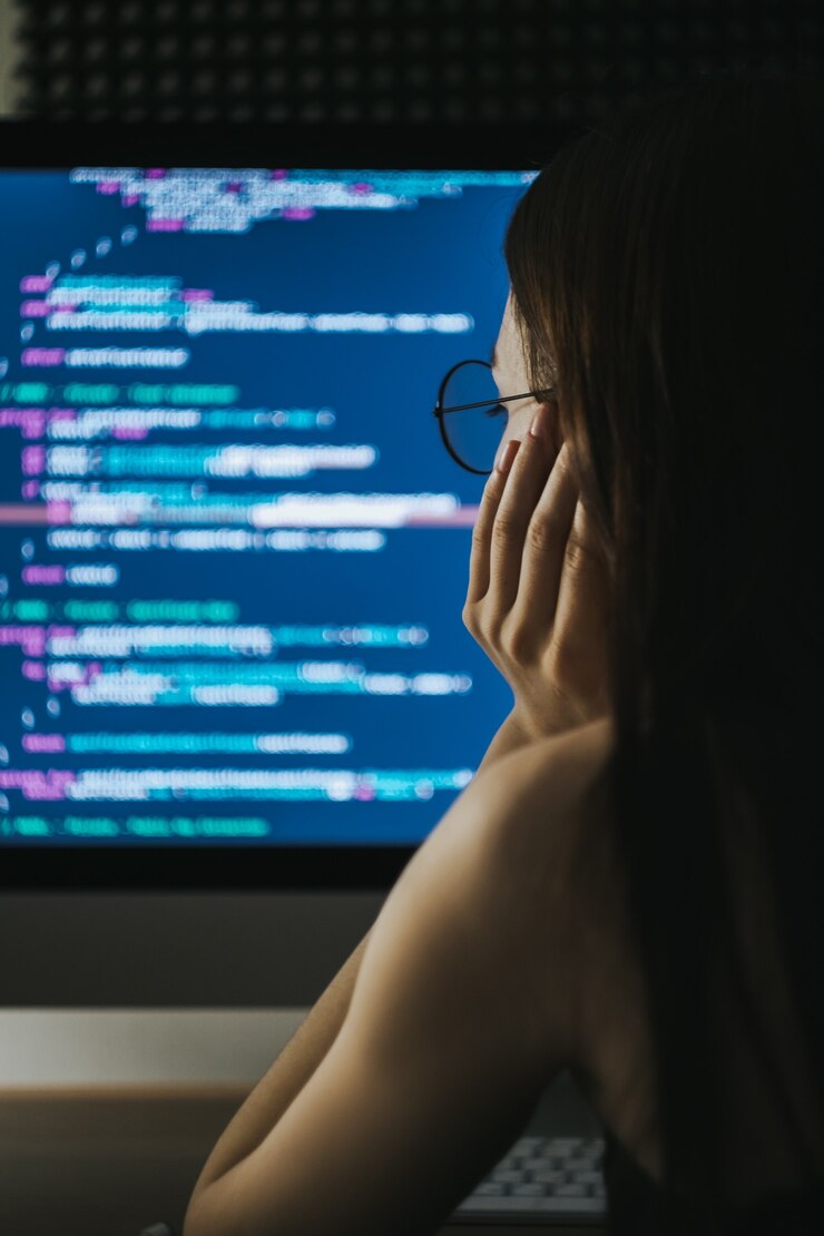 Foto programador joven escribe código de programa en computadora