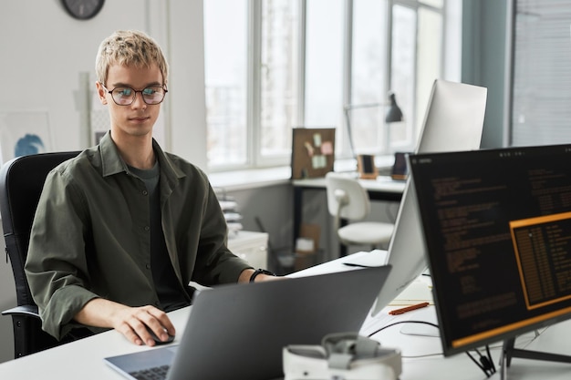 Programador joven que trabaja en su lugar de trabajo