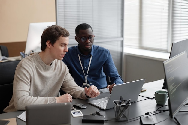 Programador junior discutiendo el proyecto con el mentor