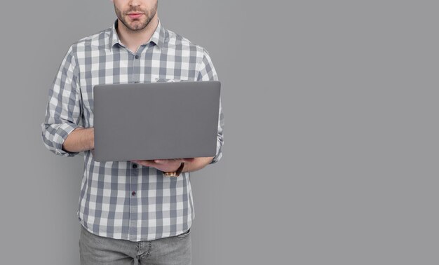 Foto programador masculino programa de visualização de colheita no estúdio de computador portátil isolado em cinza