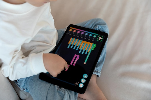 Un programador de niños en edad preescolar codificando en tablet pc, usa lenguaje de máquina