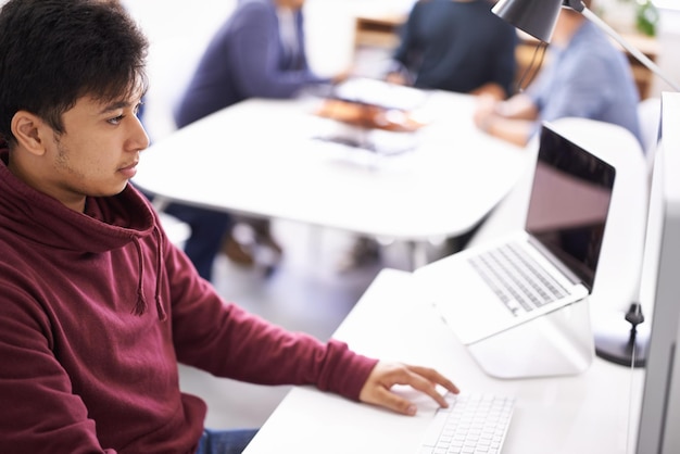 Programador de portátiles y hombre escribiendo para la actualización en la oficina con tecnología de la información para la seguridad cibernética Empleado codificador y persona masculina escribiendo en el teclado para la prueba de software y aplicación