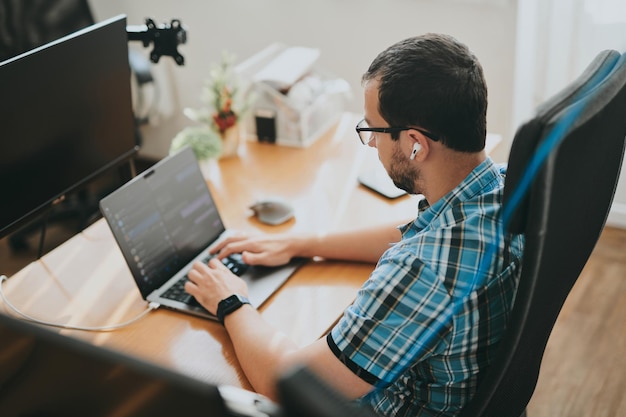 Foto programador profissional de retrato trabalhando concentrado em computadores em diversos escritórios modernas tecnologias de ti desenvolvimento de aplicações de programas de inteligência artificial e conceito de videogame