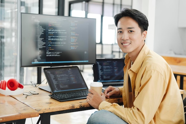 Programador Programador Trabajando En Computadora En Oficina De TI Sentado En El Escritorio Escribiendo Códigos Programador Escribiendo Código De Datos Trabajando En Proyecto En Empresa De Desarrollo De Software