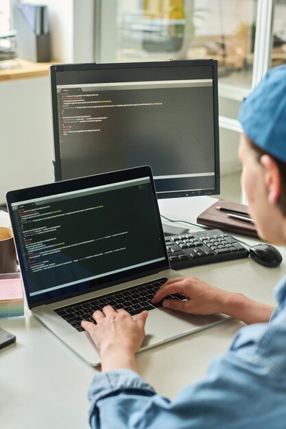 Programador que crea aplicaciones en el portátil