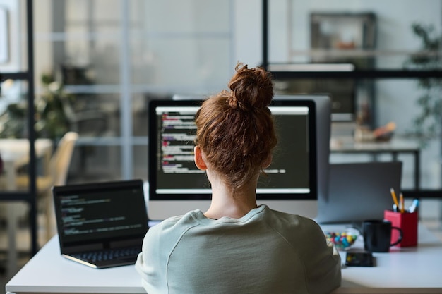 Programador que trabaja en una computadora en la oficina de TI