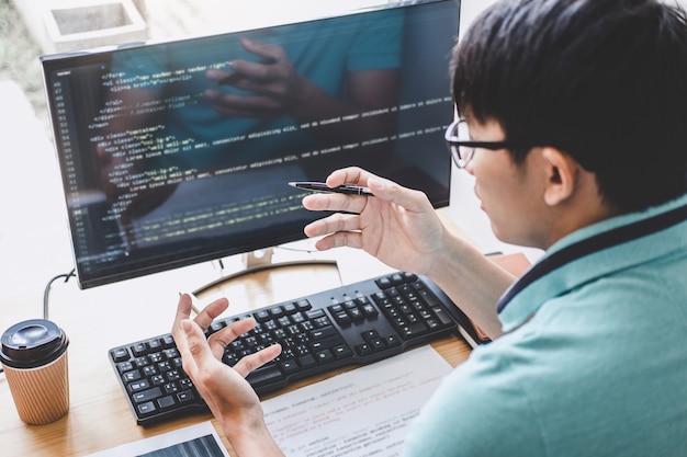 Programador que trabaja en el desarrollo de programación y sitio web que trabaja en software. Desarrolla la oficina de la empresa.