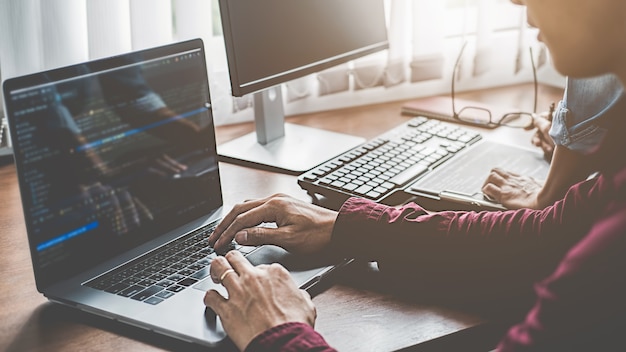 Programador que trabaja en tecnologías de codificación y desarrollo de software. Diseño de páginas web. Concepto de tecnología.
