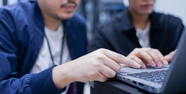 El programador sénior enseña a los empleados en formación cómo introducir el lenguaje del código en el sistema de software.