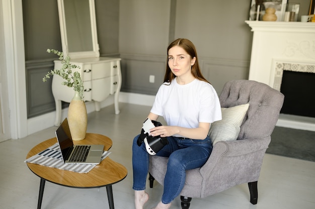 Programador de software femenino joven probando una nueva aplicación con gafas de realidad virtual 3d