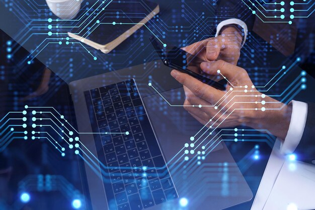 Programador sosteniendo en las manos un teléfono inteligente y probando una aplicación innovadora para brindar un servicio completamente nuevo Primer plano Gráficos tecnológicos de holograma Concepto de equipo de desarrollo Ropa formal