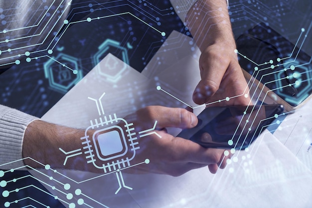 Programador sosteniendo en las manos un teléfono inteligente y probando una aplicación innovadora para proporcionar un servicio completamente nuevo Primer plano Gráficos tecnológicos de holograma Concepto del equipo de desarrollo
