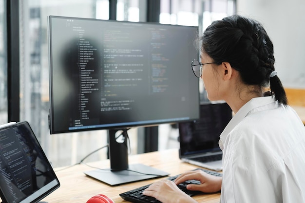 El programador de TI comienza a trabajar en una computadora de escritorio El desarrollador de sitios web Ingeniero de software que desarrolla una aplicación Terminal de videojuegos con lenguaje de programación de codificación