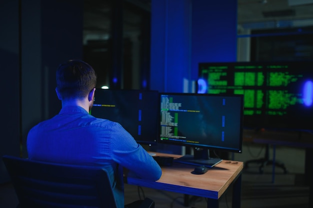 Programador de TI hombre inteligente trabajando en el escritorio