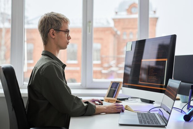 Programador trabajando con códigos de seguridad para progrm