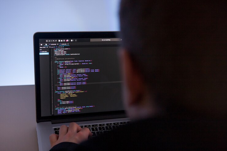 Foto programador trabajando en la computadora portátil en su estudio de oficina