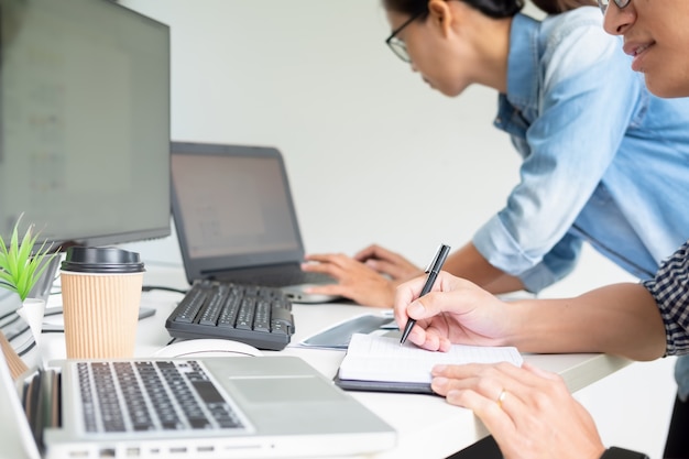 Programador trabajando en un desarrollo de software y tecnologías de codificación.