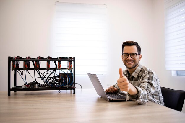 Programador trabajando en su plataforma de minería de criptomonedas comprobando el valor y las ganancias de bitcoin