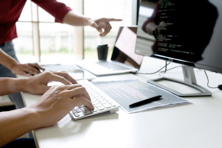 Foto programador de trabajo en equipo trabajando con computadora