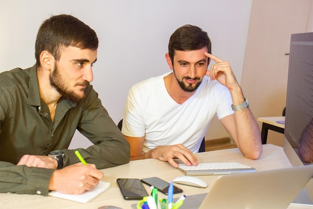 programador en el trabajo woung programador trabajando con código