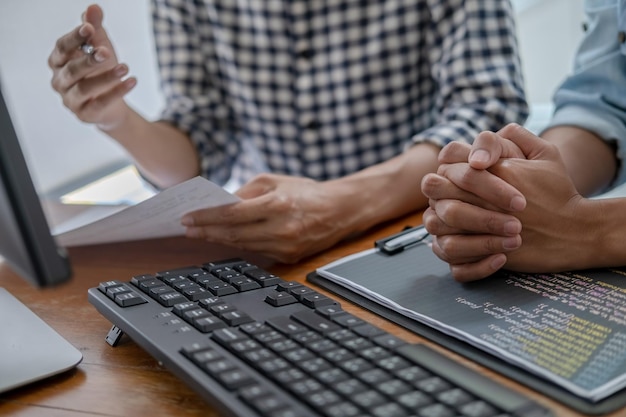 Foto programador trabalhando em um desenvolvimento de software e tecnologias de codificação design de siteconceito de tecnologia