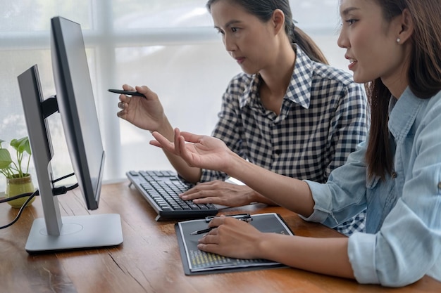 Foto programador trabalhando em um desenvolvimento de software e tecnologias de codificação design de siteconceito de tecnologia