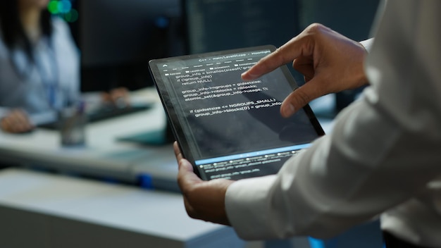 Programador usando el dispositivo en el centro de datos de cerca