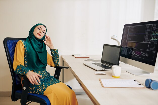 Programadora fazendo uma pausa no trabalho