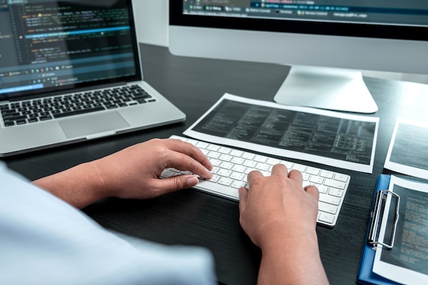 Programadora femenina que trabaja en software de computadora javascript en la oficina de TI, escribiendo códigos y sitios web de códigos de datos y tecnologías de base de datos de codificación para encontrar una solución al problema.