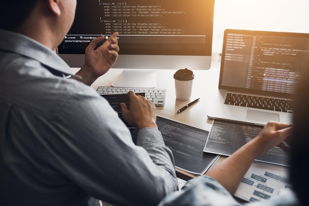 Programadores codificando en la oficina