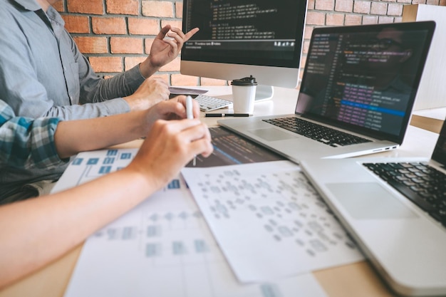 Foto programadores de computadoras codificando en la oficina