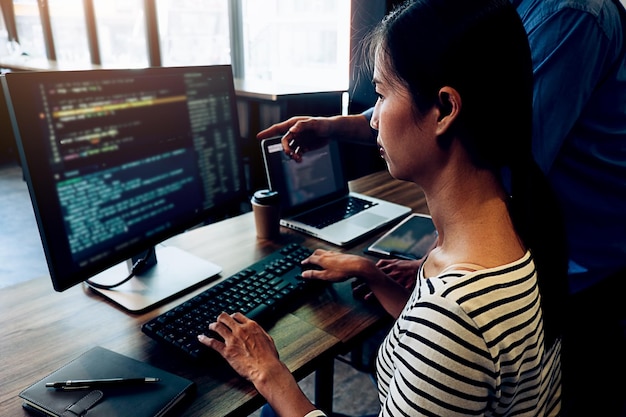 Programadores de computadoras que trabajan en el escritorio
