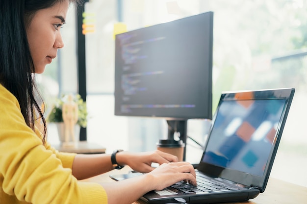 Programadores e equipes de desenvolvedores estão codificando e desenvolvendo software