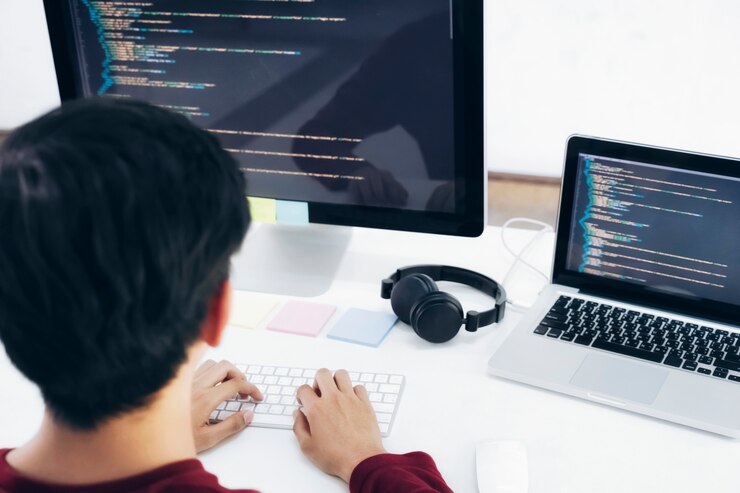 Foto programadores y equipos de desarrolladores están codificando y desarrollando software.