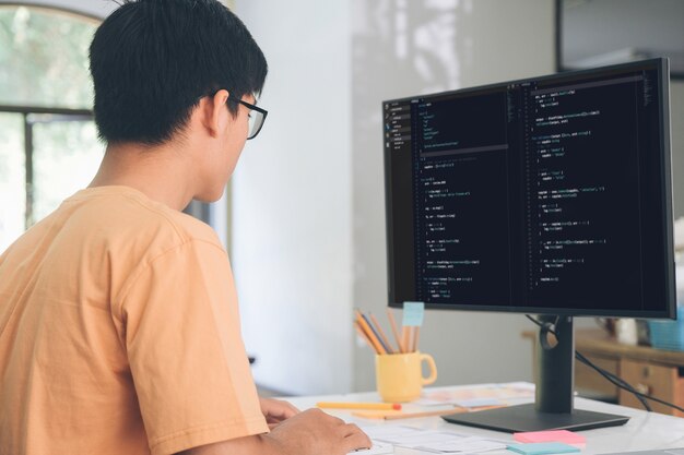 Los programadores y los equipos de desarrolladores están codificando y desarrollando software.