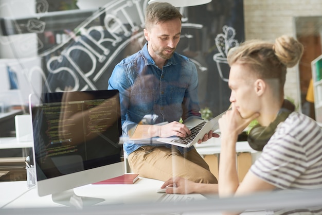 Programadores de hipster que crean un nuevo script de sitio web