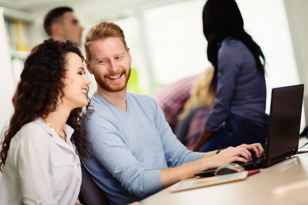 Programadores que cooperan en la empresa de tecnología de la información