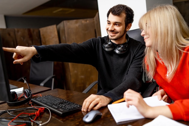 Programadores que cooperan en una empresa de TI que desarrolla aplicaciones Equipo de inicio