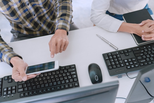 Programadores que desarrollan códigos en sus computadoras