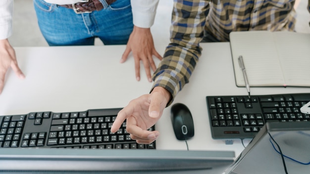 Foto programadores que desarrollan códigos en sus computadoras