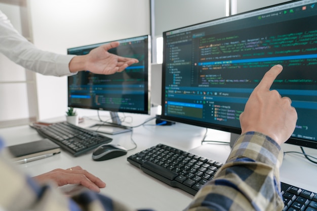 Programadores que desenvolvem códigos em seus computadores