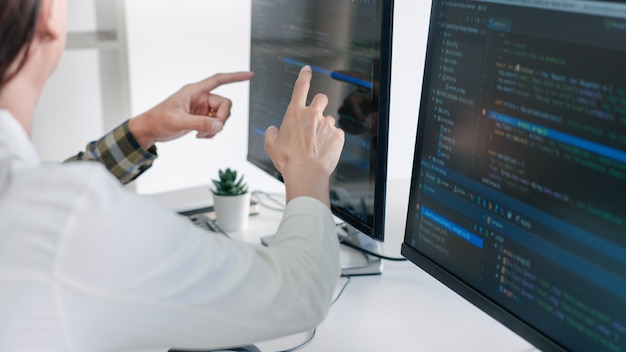 Programadores que desenvolvem códigos em seus computadores