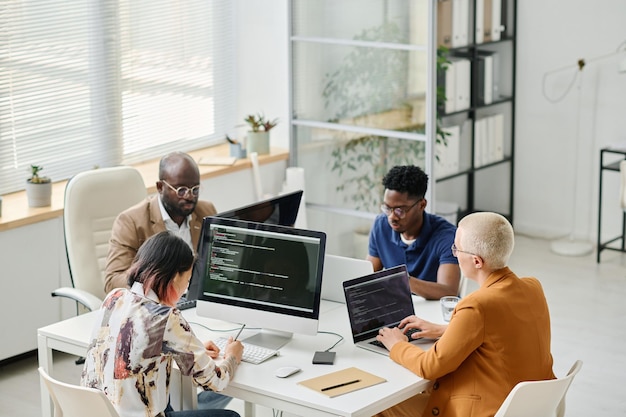 Programadores que tienen una reunión en la oficina