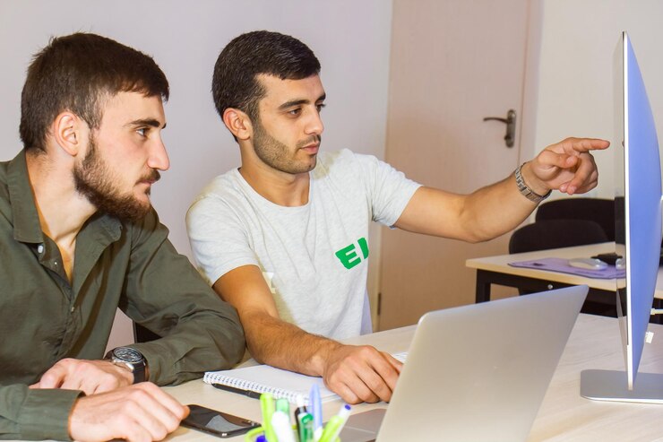 Foto programadores que trabajan con código programador codificación
