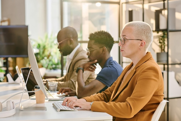 Programadores que trabajan en computadoras en la oficina