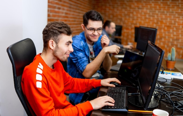 Foto programadores que trabajan en la oficina de una empresa de desarrollo de software diseño de sitios web