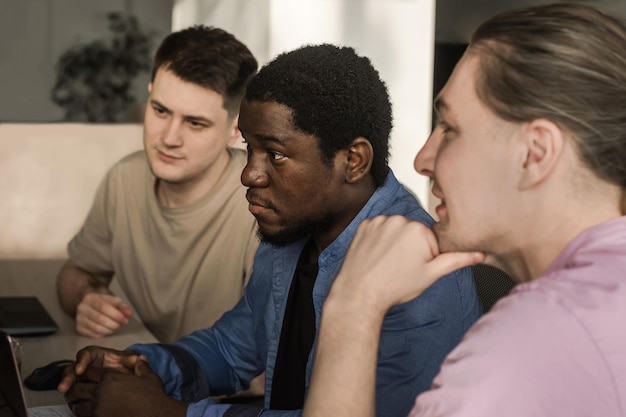 Foto programadores que trabalham no escritório de uma empresa de desenvolvimento de software, tecnologias de codificação, design de sites